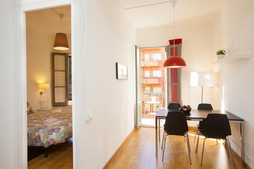 巴塞罗那高迪圣家堂酒店的一间带桌椅的房间和一间卧室