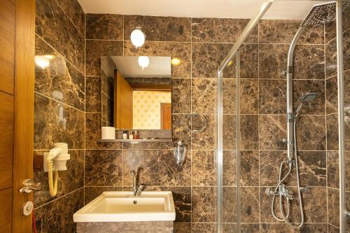 阿塔库姆Nish Atakum Otel的一间带水槽和淋浴的浴室