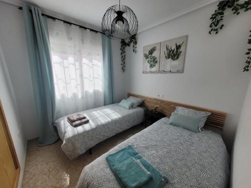 苏西纳Casa Sucina的小房间设有两张床和窗户