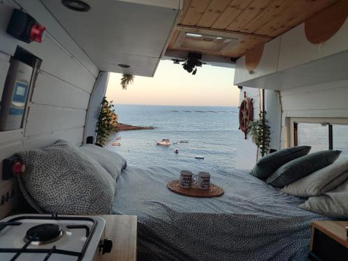 大加那利岛拉斯帕尔马斯Sleepfurgo的海景长廊上的一张床位