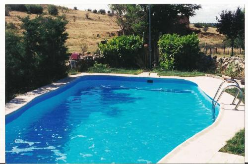 拉斯马哈达斯Alojamientos Turisticos La Utrera的院子里的大型蓝色游泳池