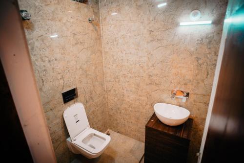 JasidihHotel Asha Inn的一间带卫生间和水槽的浴室