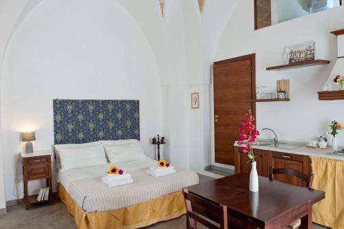 乌真托La Corte Della Luce的一间卧室配有一张带两个南瓜的床。
