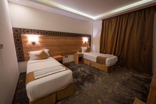 麦加فندق سنود المروة的酒店客房配有两张床和一张书桌