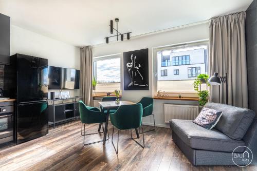 索斯诺维茨Green Harmony Apartment的客厅配有沙发和桌椅