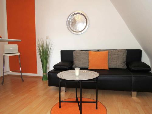 默德林佛伦维拉公寓的客厅配有黑色沙发和桌子