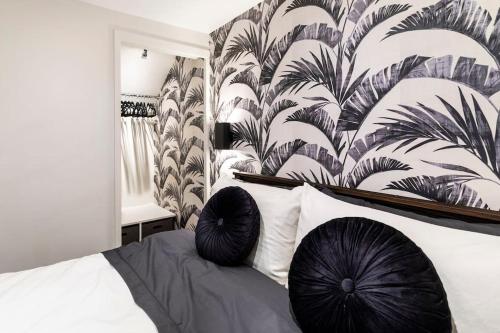 MiddletonThe Holt - Ilkley, central location, stylish apartment的一间卧室配有一张带黑色枕头的床。