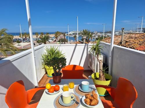 德尼亚Casa Portet的阳台上的早餐桌