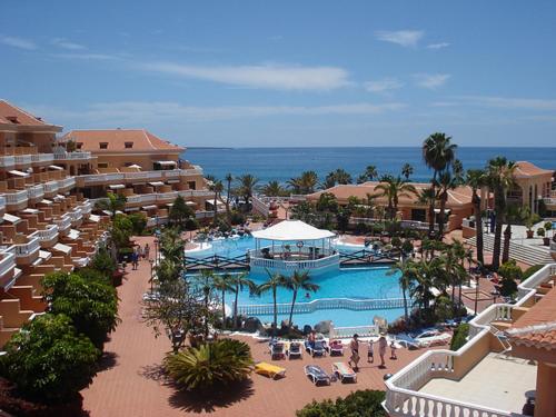 美洲海滩Tenerife Royal Gardens - Las Vistas TRG - Viviendas Vacacionales的享有带游泳池的度假村的空中景致