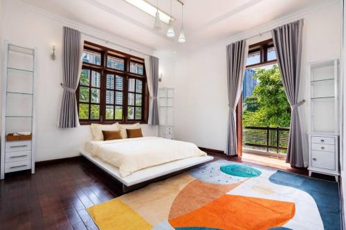 胡志明市KN5 Holiday Villa的一间卧室设有一张床和一个大窗户