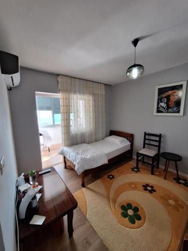 克鲁亚Ergi's Host Apartment的客厅配有床和桌子