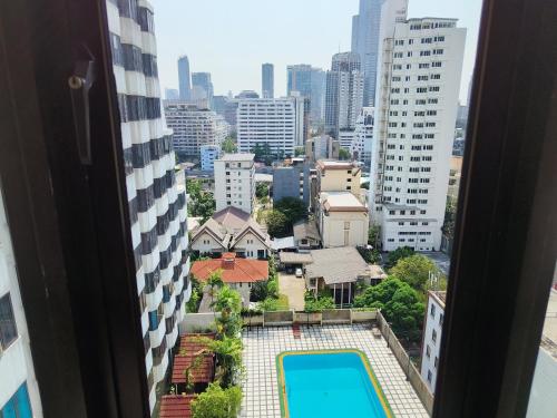 曼谷Omni Tower Sukhumvit Soi 4 Direct Rooms的从城市游泳池的窗户欣赏美景