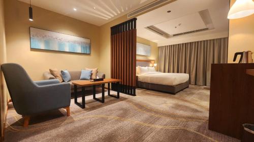 延布Platinum Hotel的酒店客房,配有床和沙发