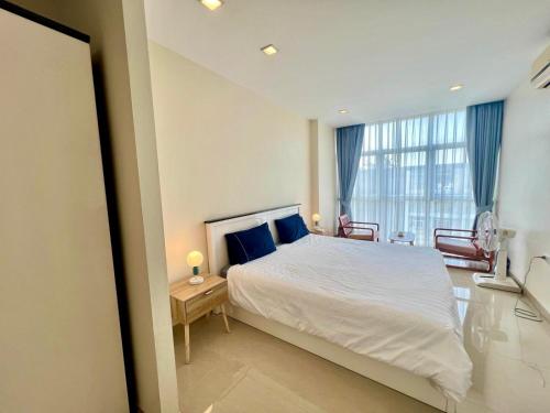 功孟海滩Chez Wanida - apartment Krabi的卧室设有白色的床和大窗户