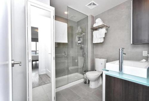 多伦多Metropolis Loft - CN Tower的带淋浴、卫生间和盥洗盆的浴室