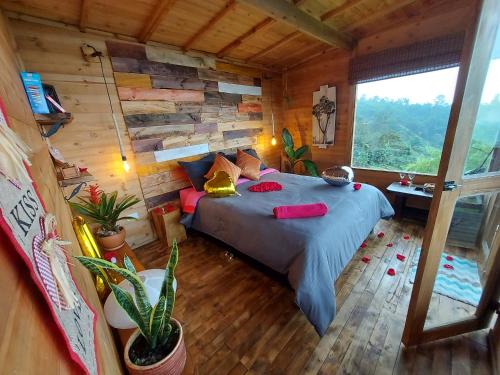圣弗朗西斯科Refugio Naturaleza en Armonia的小木屋内一间卧室,配有一张床