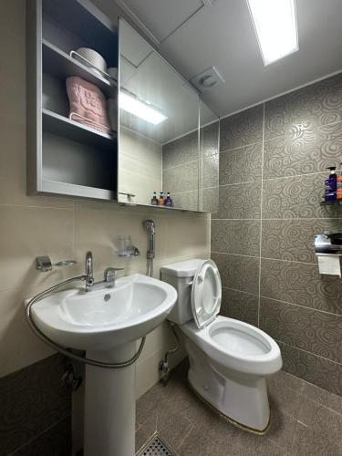 釜山DASOM的浴室配有白色卫生间和盥洗盆。