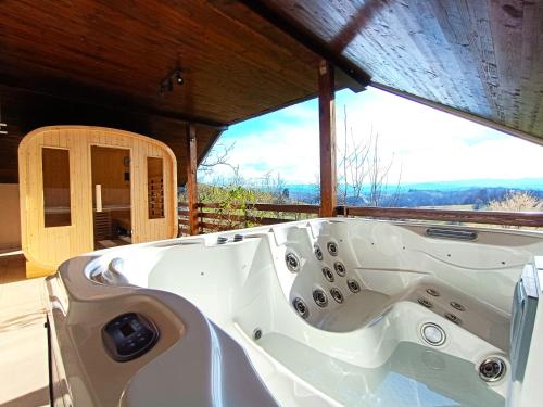 CetingradHoliday Home Dandelion with Hot Tub & Sauna的窗前的白色浴缸