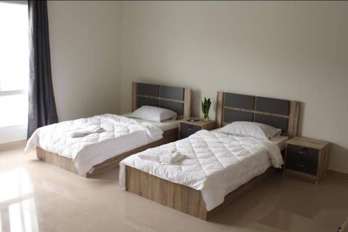 马斯喀特La Villa Muscat的配有两张床的客房