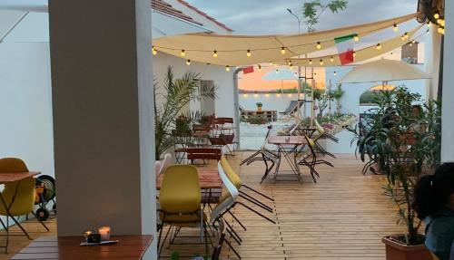 米库洛夫Hotel Desatero的庭院配有桌椅和灯