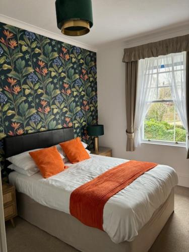 托基鹬宾馆的一间卧室配有带橙色枕头的床