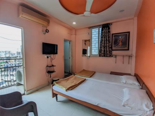 普杰Hotel Annapurna的一间卧室设有一张床和一个大窗户