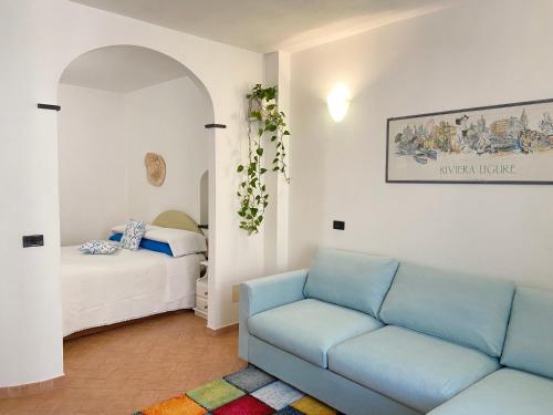 韦尔纳扎La Marina Vernazza Appartamento Piazza Marconi的客厅配有沙发和1张床