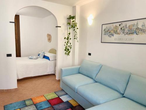 韦尔纳扎La Marina Vernazza Appartamento Piazza Marconi的客厅配有沙发和1张床