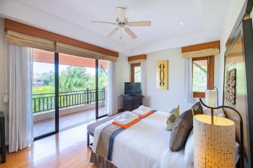 邦涛海滩Laguna Pool Villa - Tranquil Views的一间卧室设有一张床和一个阳台