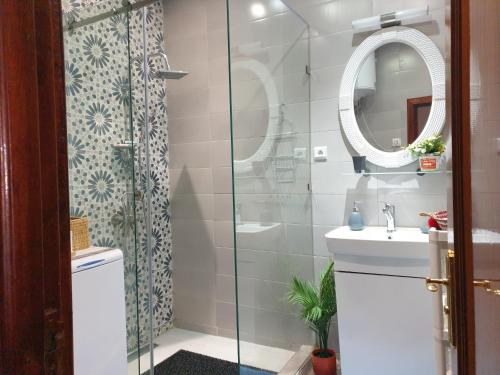 马拉喀什Bel appartement moderne au cœur de guelize的带淋浴、盥洗盆和镜子的浴室
