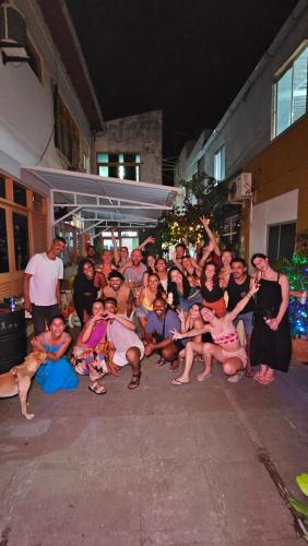 萨尔瓦多Nomads Hostel Multicultural & Coworking的一群人摆出一张照片