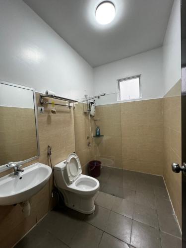 拿笃SDC Suite Home II的浴室配有卫生间、盥洗盆和淋浴。