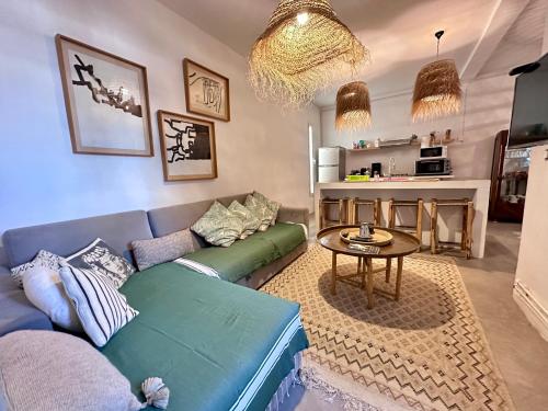 西迪·布·赛义德Tolila Sidi Bou Said, grande terrasse avec vue的客厅配有蓝色的沙发和桌子