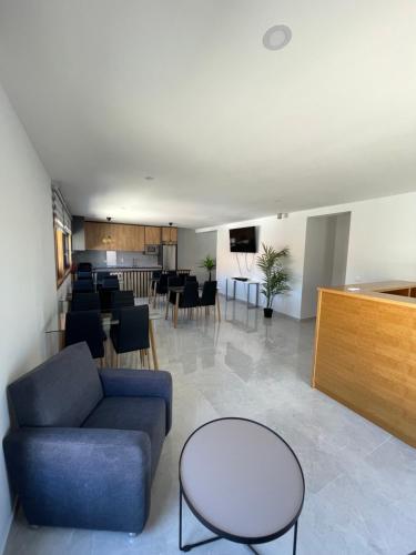 托里迪蒙科尔武Douro Visit House的客厅配有沙发和桌子