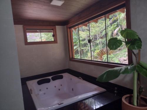 弗洛里亚努元帅镇Sítio Cachoeirinha的带浴缸的浴室和窗户