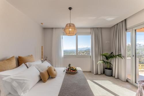 纳克索乔拉Naxos Peaceful villa with Panoramic sea view的白色的卧室设有床和大窗户