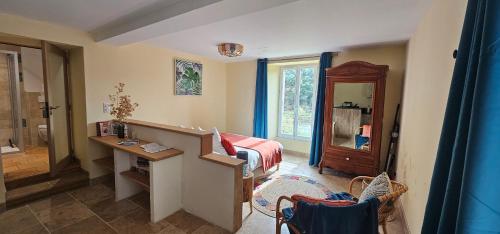 圣让迪加尔Les Jardins de Falguière的客房设有带一张床的卧室和一间浴室。