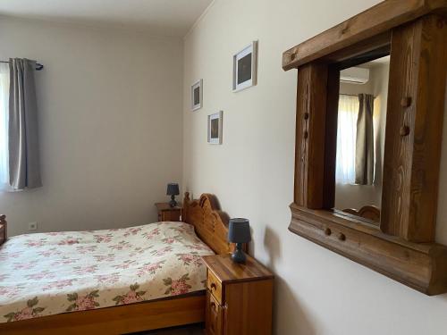 莫悠罗德Tündér Pension的一间卧室配有一张床和一面大镜子