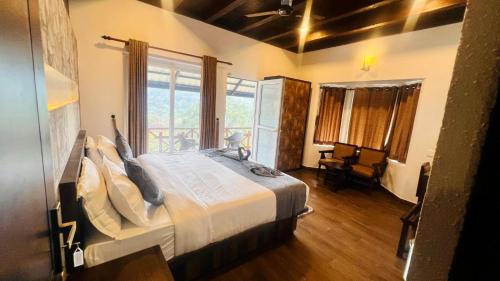 蒙纳Munnar Tea Estate Hotel and Resort的一间卧室,卧室内配有一张大床