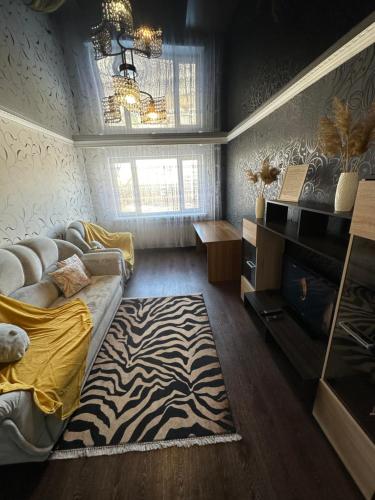 卡拉甘达Квартира по Республике 16/2的客厅配有斑马地毯和沙发