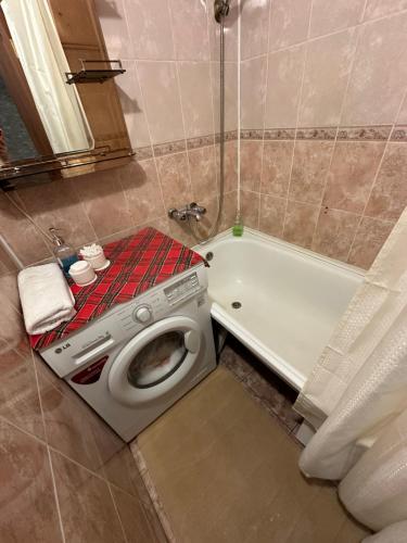 卡拉甘达Квартира по Республике 16/2的浴室配有洗衣机和浴缸。