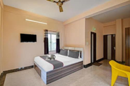 ThākurdwariArhan Villa Inn Kolkata的一间卧室配有一张带水槽的床