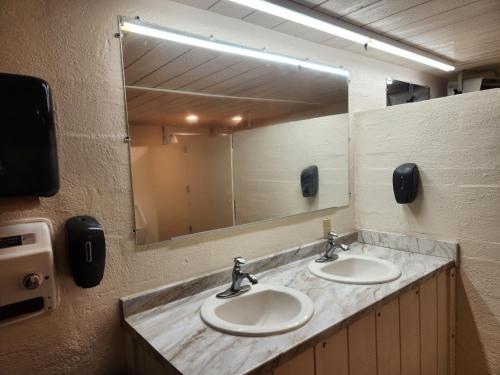 瓦莱Kestrel的一间带两个盥洗盆和大镜子的浴室