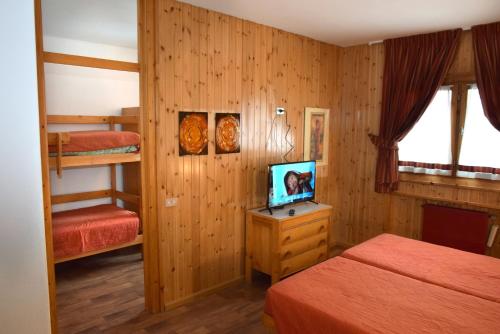 圣卡特琳娜瓦尔夫Hostel San Matteo的一间卧室配有两张床和电视。