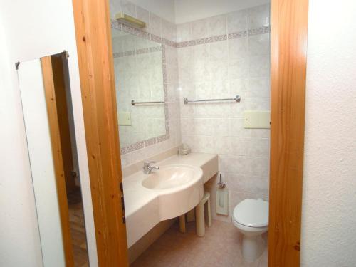 圣卡特琳娜瓦尔夫Hostel San Matteo的一间带水槽和卫生间的浴室