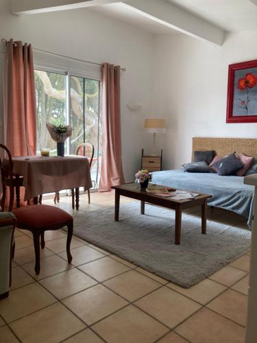 圣马迪拉莫Mas de la pie的客厅配有床和桌子