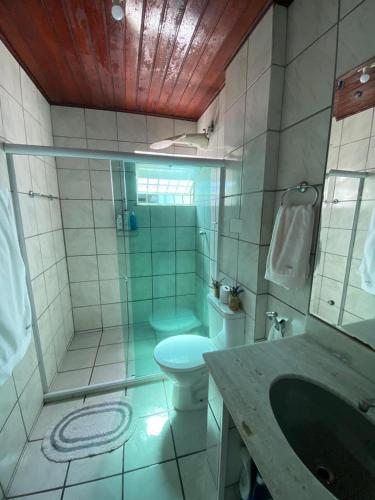 萨尔瓦多Quarto em stella maris的浴室配有卫生间、淋浴和盥洗盆。