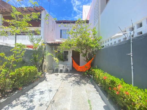 萨尔瓦多Quarto em stella maris的一座庭院,在大楼内设有一个橙色吊床