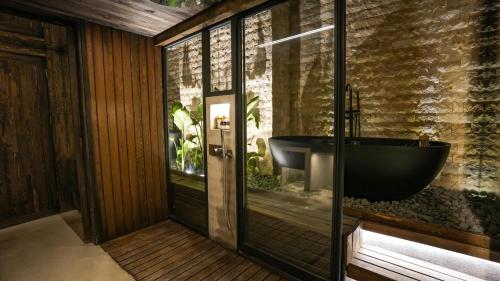 切什梅Maja Luxury Resort Hotel的浴室配有黑色浴缸和水槽