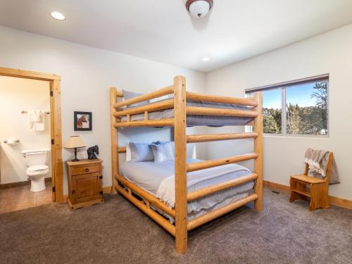 奥德维尔Escape to Tranquility: Amazing Cabin Near Zion的一间带双层床的卧室和一间浴室